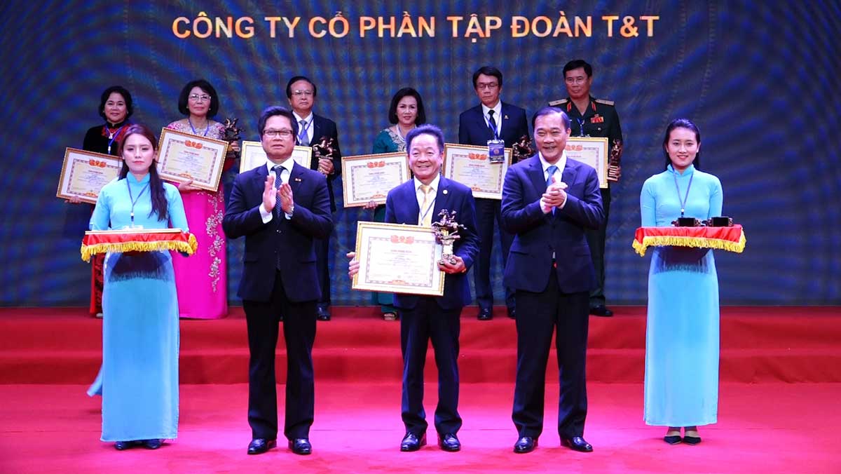 Chủ tịch HĐQT kiêm Tổng Giám đốc Tập đoàn TT Group Đỗ Quang Hiển nhận Cup Thánh Gióng của VCCI - TẬP ĐOÀN T&T GROUP