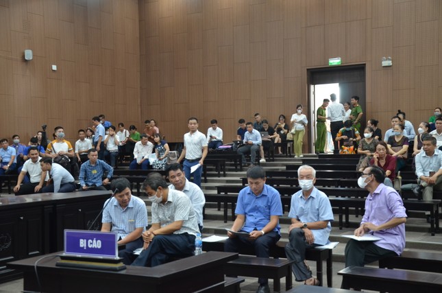 Hàng trăm người dân nườm nượp tới phiên xét xử đại gia Lê Thanh Thản đòi quyền lợi - Ảnh 2.
