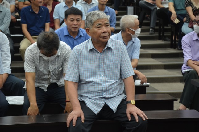 Hàng trăm người dân nườm nượp tới phiên xét xử đại gia Lê Thanh Thản đòi quyền lợi - Ảnh 1.
